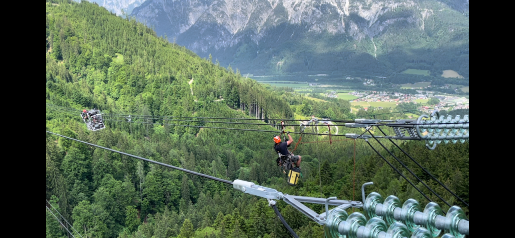Anspruchsvolle Rettung von der 380 kV Leitung mit Rettungs-Rollen-Set bei C-Team Leitungsbau und BERGSTATT in Salzburg 2023